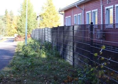 Laadukas elementtiaita; säänkestävä ja turvallinen verkkoaita soveltuu erityisen hyvin piha- ja puistoalueiden suojaamiseen.
