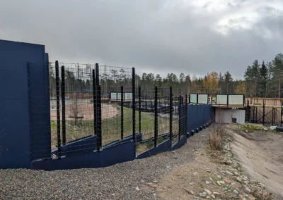 jääkarhuaitauksen väliseinässä on käytetty verkkoaitaa ja betonielementtejä