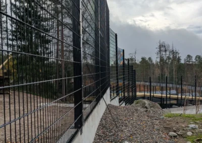 Elementtiaidasta pinottiin korkea kokonaisuus. Verkkoaidan ansiosta karhulla on parempi näköyhteys ympäröivään luontoon.